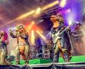 Bild: Sony Music
"Heavysaurus" live on stage.
