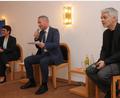 Bild: ge
Angeregt diskutieren Bundestagsabgeordnete Susanne Hierl, Landtagsabgeordneter Harald Schwartz und Professor Dr. Carlo Masala (von links) auf dem Podium mit den Besuchern.