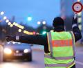 Symbolbild: Bernd Wüstneck/dpa
Einen mit zwei jungen Männern besetzten BMW schauten sich Verkehrspolzisten an der Autobahn-Raststätte Oberpfälzer Alb näher an.