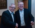 Bild: Stephan Huber
Dr. Fabian Kern (links) ist der alte und neue Referent für Kultur, Sport und Schulen der Stadt Amberg. Oberbürgermeister Michael Cerny (rechts) gratuliert.