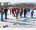 Bild: bsc
Ideales Winterwetter begleitete die Eisstock-Ortsmeisterschaft des TSV Friedenfels. Sieben Moarschaften wetteiferten um den Sieg.