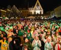 Archivbild: Petra Hartl
Zur Hexennacht am Weiberfasching ist der Marktplatz in Amberg jedes Jahr voll.
