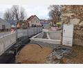 Bild: Portner
Bei der Ertüchtigung des Straßenuntergrunds bei der Einmündung der Freyung in die Weidinger Straße ist die marode Mauer beim CeBB verschwunden. Die neue Betonmauer wird noch mit Granitstein verblendet, außerdem gibt es ein Geländer.