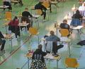 Archivbild: Gabi Schönberger
Vieles ist anders beim Abiturjahrgang 2025. Gleich bleibt aber, dass auch in diesem Frühjahr Schülerinnen und Schüler in der Turnhalle des Gymnasiums Neustadt ihre Prüfungen schreiben werden.