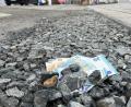 Bild: Gabi Schönberger
Würden die 472.000 Euro, die im Haushalt der Stadt Neustadt für die Sanierung der Heideckerstraße vorgesehen sind, auf dem Boden liegen, würden sie die Schäden wohl komplett verdecken.
