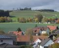 Bild: fz
Vorne Döltsch, dann Kirchendemenreuth und dahinter der Vogelberg, auf den ein geschwungener Sandweg führt. Oben ist ein Ferienhausgebiet in Planung.