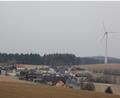 Bild: kro
Asch ist ein günstiger Standort für die Erzeugung von Windenergie. Auf Bärnauer Stadtgebiet wird der Standort bereits genutzt (rechts). In Planung sind nun auch fünf Windräder auf dem Gebiet der Gemeinde Mähring südlich von Asch (links hinten. Der Abstand zu den Häusern soll nach Angaben der Gemeinde mindestens 700 Meter betragen.