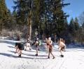 Bild: Ulrike Nikola/exb
Am 22. Februar wird diese Gruppe mit weiteren Teilnehmern im Rahmen der Winterwandertage in Badeklamotten durch die Winterlandschaft am Ochsenkopf wandern.