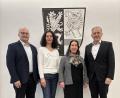 Bild:  Landratsamt Tirschenreuth/Dominik Göhl/exb 
Daniela Keller (Zweite von rechts) ist neue Gleichstellungsbeauftragte im Landratsamt. Vorgängerin Karin Hauser-Dötterl (Zweite von links) ist nun Stellvertreterin. Landrat Roland Landrat Grillmeier (rechts) und sein Büroleiter Wolfgang Fenzl (links) bedankten sich bei den beiden Frauen für ihr Engagement.