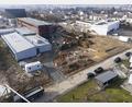 Bild: Wolfgang Erhart/exb
Noch herrscht Hochbetrieb auf der Schul-Baustelle in Waldershof. Vor allem im Außenbereich finden noch notwendige Erdarbeiten statt.
