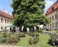 Bild: Stadt Tirschenreuth/Mirko Streich/exb 
Der Innenhof des barocken Fischhofs in Tirschenreuth bietet seit Jahren die perfekte Kulisse für besondere Events wie den Gartentagen (im Bild die Veranstaltung 2022). Heuer sollen im Innenhof erstmals auch Schoppen- und Serenaden-Abende stattfinden.