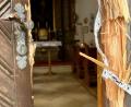 Bild: Gabi Schönberger
Mit brachialer Gewalt gelangten die Einbrecher ins Innere der Kapelle am Kalvarienberg. Sie hinterließen an der Eichentür ebenso massive Schäden wie am Eingang der Waldkapelle Heinersreuth.