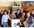 Bild: mfh
Joachim Bender und Ehefrau Ute (vorne, von rechts) im Kreise von Weggefährten und Gratulanten: (von links) Josef Schierlinger, Kurt Hösl, Dieter Schirm, Bettina Moser, Albert Kellner, Karl Landgraf, Bürgermeister Stefan Frank und Dennis Mutzbauer.