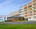 Archivbild: as
Nicht nur der Ostflügel (rechts), sondern auch der Westflügel (links im Hintergrund) des Tirschenreuther Krankenhauses wird saniert. Unangetastet bleiben die übrigen Gebäudeteile, auch das Medizinische Versorgungszentrum und die Hauskapelle (im Vordergrund).