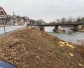 Bild: Wilhelm Amann
Bei der Naabbrücke in Nabburg, die für die Umgehungsstraße neu gebaut werden müsste, ließ das Staatliche Bauamt so gut wie alle Ufergehölze beseitigen.