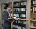 Bild: as
Walter Brucker hat sich ein umfangreiches Archiv aufgebaut. Um zu allen möglichen Landkreis-Angelegenheiten schnell Bescheid zu wissen, greift er gerne ins Regal mit sorgfältig beschrifteten Ordnern.
