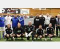 Bild: no
Die Traditionsmannschaft des 1. FC Nürnberg mit Teamchef Thomas Ziemer (stehend, Fünfter von rechts) und dem früheren Bundesliga-Torschützenkönig Marek Mintal (knieend, Zweiter von links) gesellt sich bei der Übergabe des 2500 Euro schweren Spendenschecks der VR-Bank an den SV Illschwang dazu.