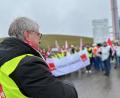Bild: Marina Mühlbauer/exb
Bei einem Warnstreik in Schwandorf fordern die Teilnehmer ein besseres Tarifangebot für den öffentlichen Dienst.