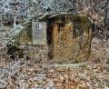 Bild: Hösamer
Der geografische Mittelpunkt des Landkreises Schwandorf ist mit einem Stein samt Infotafel markiert.