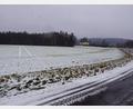 Bild: bkr
Vor die Nase gesetzt bekommen die Bewohner dieses Hauses das Baufeld 3 mit der Speicheranlage unterhalb des Waldsaums auf der linken Bildseite. Zudem wird das Anwesen zusätzlich auf der westlichen Seite noch vom Baufeld 2 eingegrenzt.