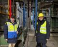 Bild: Stadt Wunsiedel/exb
Lapp-Geschäftsführer Daniel Hartmann (links) zeigte Bürgermeister Nicolas Lahovnik (rechts) die Produktion.
