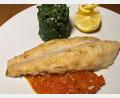 Bild: Michael Schiffer
Das Pangasius-Filet wird in der Pfanne herausgebraten. Dazu serviert OWZ-Küchenchef Michael Schiffer Tomatensoße und Spinat.