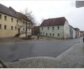 Bild: Mandl/exb
Der General-Stephan-Platz ist von der Kommune mit einem Brunnen und Sitzgelegenheiten gestaltet worden. Doch auch die Bürger können an ihren Anwesen baulich etwas tun und werden dabei finanziell unterstützt. Bürgermeister Maximilian Beer und die Verwaltung machen auf die entsprechenden Fördermöglichkeiten aufmerksam.