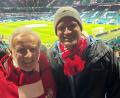 Bild: Willibald Richtmann/exb
Fanclub-Präsident trifft Flieger: Erst im Stadion erfährt Bernd Hofmann (links), wer in der Lufthansa-Maschine nach Glasgow im Cockpit saß: Benedikt Benz, Copilot und Mitglied beim FC-Bayern-Fanclub Nabburg.