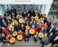 Bild: Wolfgang Steinbacher
Die Empfänger der Spenden danken den Vertretern der Sparkasse Amberg-Sulzbach für die Zuwendungen.