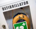 Symbolbild: Peter Kneffel/dpa
Je kürzer der Weg zum Defibrillator ist, desto schneller kann geholfen werden. Deshalb hat der Markt Eslarn nun ein drittes Gerät am Sportzentrum installiert.