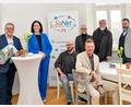 Bild: Petra Hartl
Bei der Einweihungsfeier der therapeutischen Wohngemeinschaft für psychisch kranke junge Erwachsene waren (von links) Zweiter Bürgermeister Martin Preuß, Simone Prechtl, Jürgen Fischer (sitzend) (beide Sonet), Jugendamtsleiter Thomas Boss, Sonet-Chef Christoph Liebl (sitzend), Bernhard Schneider (Sonet) und Andreas Kinadeter, der Psychiatriekoordinator des Bezirks Oberpfalz.
