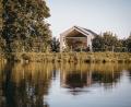 Archivbild: Tiny House Village/Julian Meinhardt/exb
Ein erstes Tiny House steht bereits seit 2023 am Erlenweiher, künftig sollen es noch mehr werden. Dafür gab der Krummennaaber Gemeinderat nun sein Einverständnis.