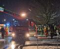 Bild: Jessica Fechner
Um die Flammen zu löschen und mögliche Glutnester zu finden, musste die Feuerwehr mit der Drehleiter hochfahren und das Dach der Garage öffnen.