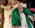 Bild: Alessandra Tarantino/AP/dpa
Musste in eine Klinik: der Papst. (Archivbild)