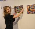 Bild: Stefanie Schreiner/exb
Eva Reif hat im Museum in Mitterteich ihre erste Einzelausstellung. Ihre Kunstwerke bezeichnet die junge Mitterteicherin gerne als Wimmelbilder.
