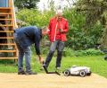 Bild: Michael Müller-Münker/selbst ist der Mann/dpa
Tüv-Experte Alexander Baumstark (links) und Peter Carla Baruschke von der Zeitschrift "Selbst ist der Mann" beim Sicherheits-Check der Mähroboter.