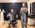 Bild: Torsten Ernstberger /fph
Tochter-Vater-Duo: Nach unzähligen gemeinsamen Stunden im hauseigenen Musikzimmer verstehen sich Klarinettenspielerin Anna Haberkorn und ihr Vater Thomas am Akkordeon nahezu blind.