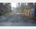 Bild: jr
Maximal 40 km/h gilt auf dem Weg von der Werkstraße in Pechbrunn nach Fuchsmühl. Gemeinderätin Ute Döhler wünscht sich hier künftig Tempo 30.