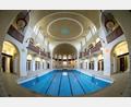 Archivbild: Daniel Karmann/dpa
Innenansicht der Schwimmhalle III im Volksbad in Nürnberg: Die Jugendstil-Perle kann frühestens Anfang 2026 oder später öffnen