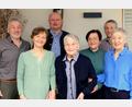 Bild: mab
Maria Lorenz freut sich zum 100. Geburtstag über die Glückwünsche ihrer fünf Kinder sowie den Besuch von Dritten Bürgermeister Joachim Schießl (hinten Mitte).