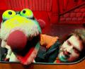 Bild: Kunz
Der Schauspieler Maximilian Wennig spielt das Erdmännchen Henry, das gemeinsam mit seinem Bruder Jan auf Schatzsuche geht, um Schloss Piepenschlönz zu retten.