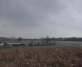 Bild: fz
Rechts oben längs am Waldrand ist der Solarpark Roschau in Planung. Links das dem Park nächste Roschauer Anwesen.