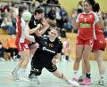 Archivbild: Hubert Ziegler
Tina Lösch (schwarzes Trikot, Szene aus einem früheren Spiel) beim Abschluss. Die Handballerinnen der HG Amberg verloren am Samstagnachmittag gegen den HC Forchheim.
