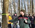 Bild: Portner
Förster Michael Forster erklärt anhand eines markierten Zukunftsbaumes die Pflege von Laubholzbeständen. Tipps gibt es auch von Förster Andreas Stopper von der WBV (links).