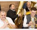 Bild: Roland Wellenhoefer
Hubert Schicker (Zweiter von links) reihte sich in die Stadtkapelle ein, wo er die Tuba spielte.