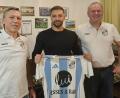 Bild: Backes/exb
Die Spartenleiter des TSV Kümmersbruck Thomas Krell und Dirk Käßner (links und rechts) mit dem neuen Trainer Donald Jakob.