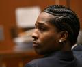 Bild: Patrick T. Fallon/AFP Pool via AP/dpa
Steht aktuell vor Gericht: US-Rapper Asap Rocky. (Archivbild)