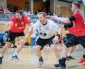 Bild: Guenter Uschold
Tommy Weiß vom HC Sulzbach (weißes Trikot) im Kampf um den Ball. Im Duell der HV Oberviechtach gegen den HC Sulzbach setzte sich der Aufstiegsaspirant aus Sulzbach mit 32:38 durch.