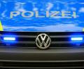 Symbolbild: Jens Wolf/dpa
Beim Aussteigen aus seinem Auto wurde ein 60-Jähriger angefahren und verletzt. Die Polizei bittet nun um Hinweise auf den Verursacher.