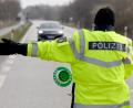 Symbolbild: Carsten Rehder/dpa
Bei einer Kontrolle an der Bundesstraße 303 stießen Polizeifahnder auf ein verbotenes Springmesser im Gepäck eines Reisenden.